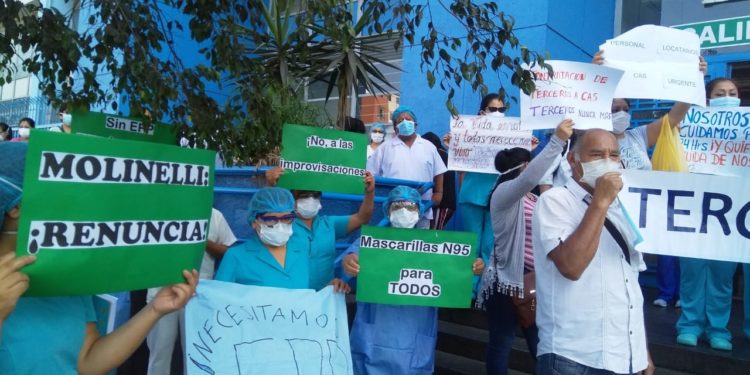 Plantón en el Hospital Grau