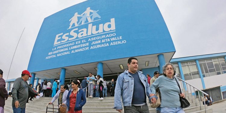 PARA NO CUMPLIR CON TRABAJADORES ARGUMENTAN CRISIS DE ESSALUD