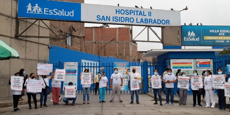 PLANTÓN EN LAS AFUERAS DEL HOSPITAL II «CLÍNICA GERIÁTRICA SAN ISIDRO LABRADOR»