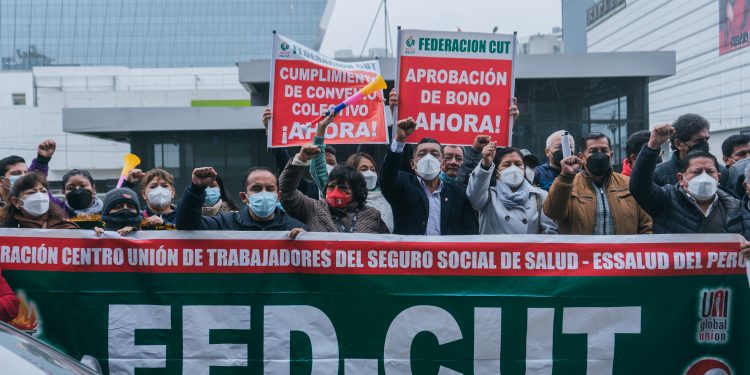 PLANTÓN DE PROTESTA ¡POR MAYOR CELERIDAD DE FONAFE PARA EL OTORGAMIENTO DEL BONO DE LIBERALIDAD!