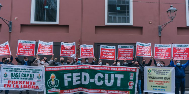 ¡PROTESTA FRENTE AL MINISTERIO DE ECONOMÍA Y FINANZAS!
