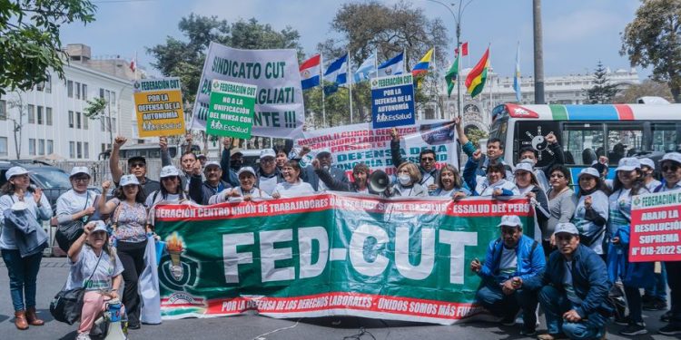 PLANTÓN FRENTE AL CONGRESO POR LA ELIMINACIÓN DEL CAS EN ESSALUD