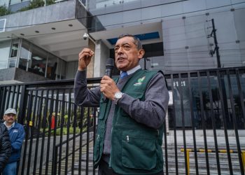 Plantón en el frontis de FONAFE exigiendo informe económico de EsSalud