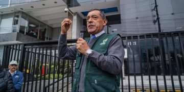 Plantón en el frontis de FONAFE exigiendo informe económico de EsSalud