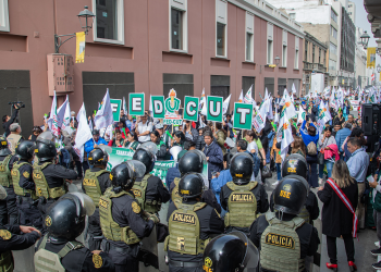 MULTITUDINARIA MARCHA EN CONTRA DE LA INJERENCIA POLÍTICA EN ESSALUD