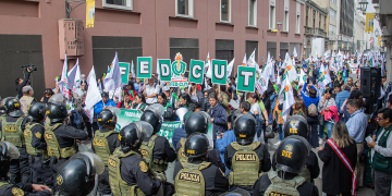MULTITUDINARIA MARCHA EN CONTRA DE LA INJERENCIA POLÍTICA EN ESSALUD